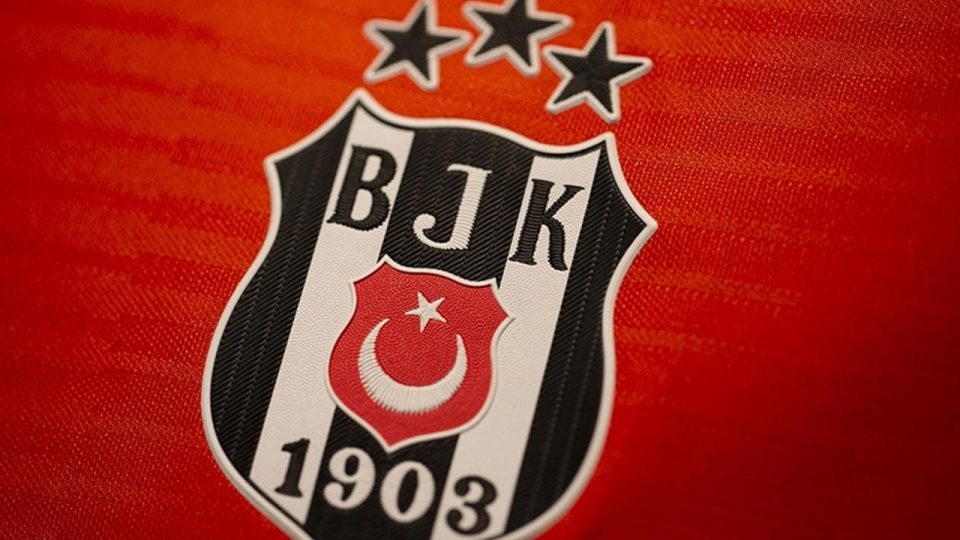 Beşiktaş’tan 4 genç oyuncuya profesyonel sözleşme