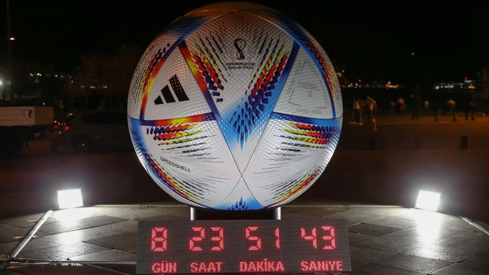 Dünya Kupası’nın resmi topunun dev versiyonu İstanbul’da sergileniyor