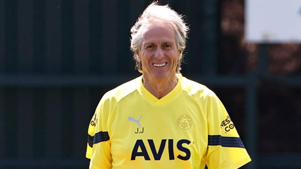 Fenerbahçe’de Jorge Jesus ve futbolculardan 100 kız öğrenciye burs