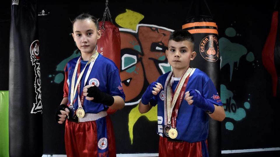 İkizler Türk bayrağını göndere çektirmek için ter döküyor