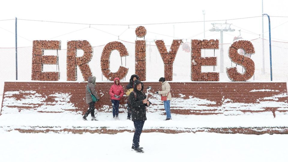 İç Anadolu’nun zirvesi Erciyes’te kar yağışı etkili oluyor