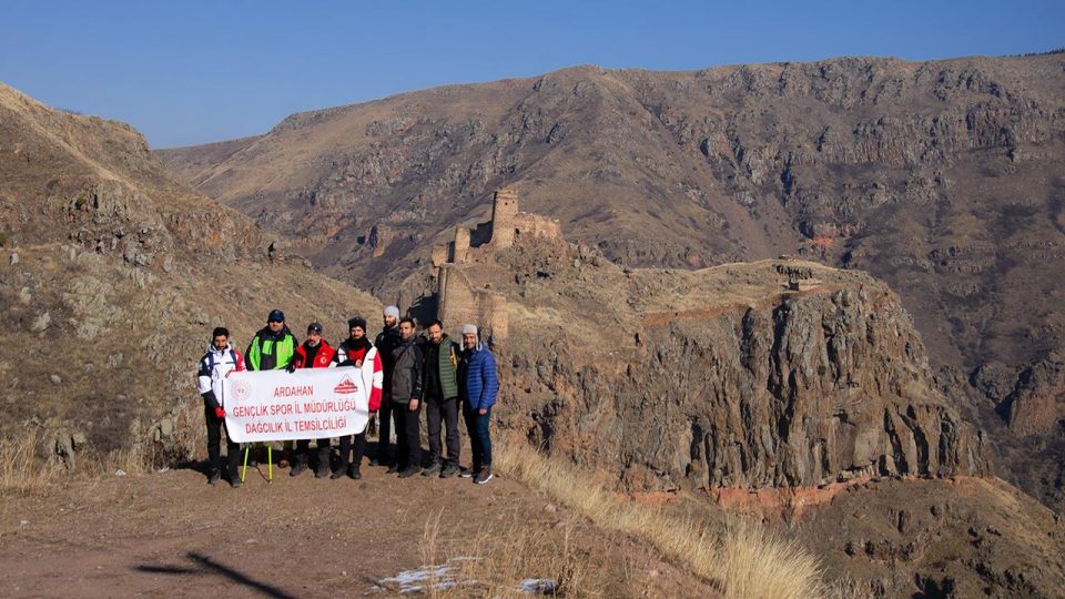 Dağcılar Ardahan’daki “Şeytan Kalesi”ne yürüdü