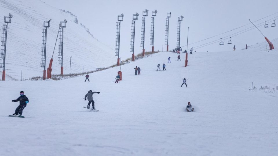 Kayak merkezleri suni karlamayla ayakta duruyor