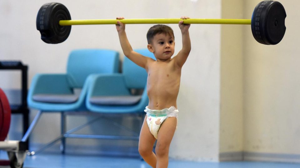 Minik Mert altında bezi, paspas sopasından halteriyle motivasyon kaynağı oluyor