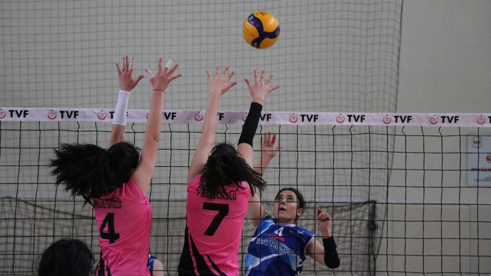 Okul sporları voleybol müsabakaları Erzincan’da başladı