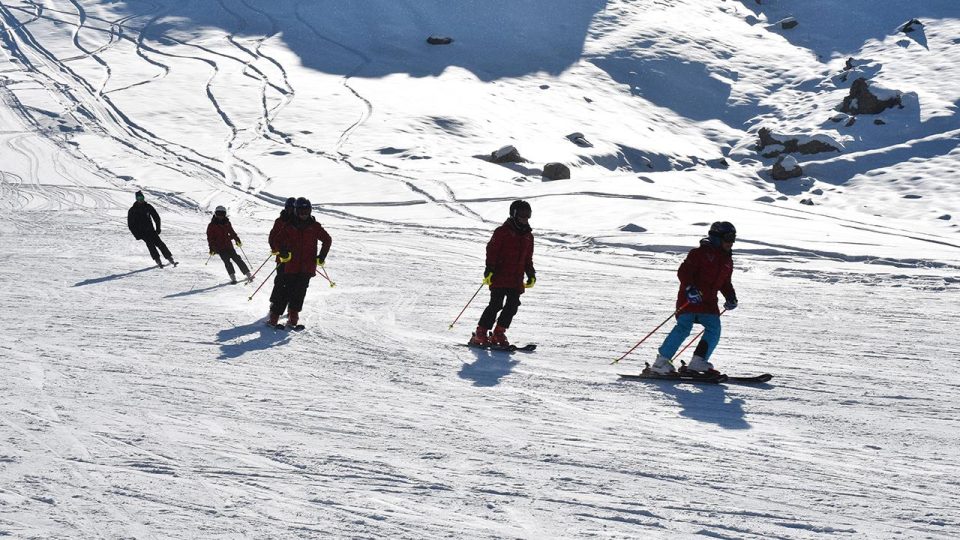Vanlı kayakçılar yarışlara Hakkari’de hazırlanıyor