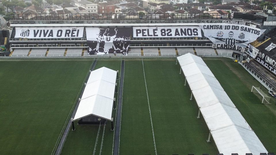 Vila Belmiro Stadyumu Pele’nin cenaze töreni için hazırlanıyor