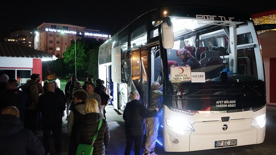 Antalyaspor depremzedeleri ağırlamaya başladı