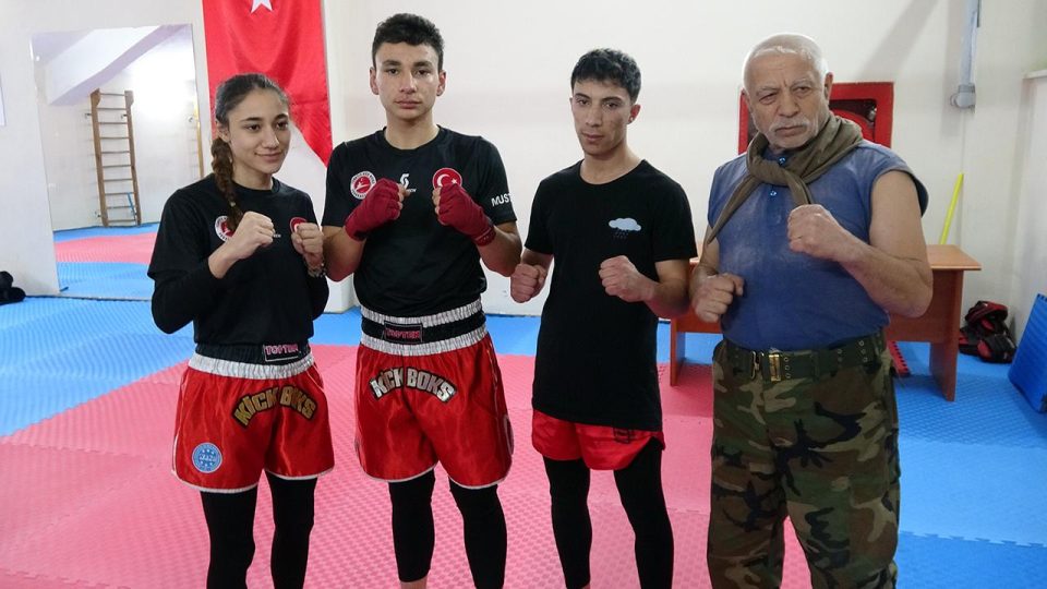 Kick boks antrenörü dede şampiyon torunlar yetiştiriyor