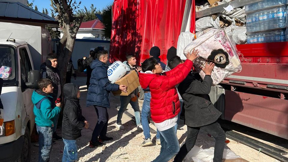 Osman Çakmak depremzedelere yardım çalışmalarına katıldı