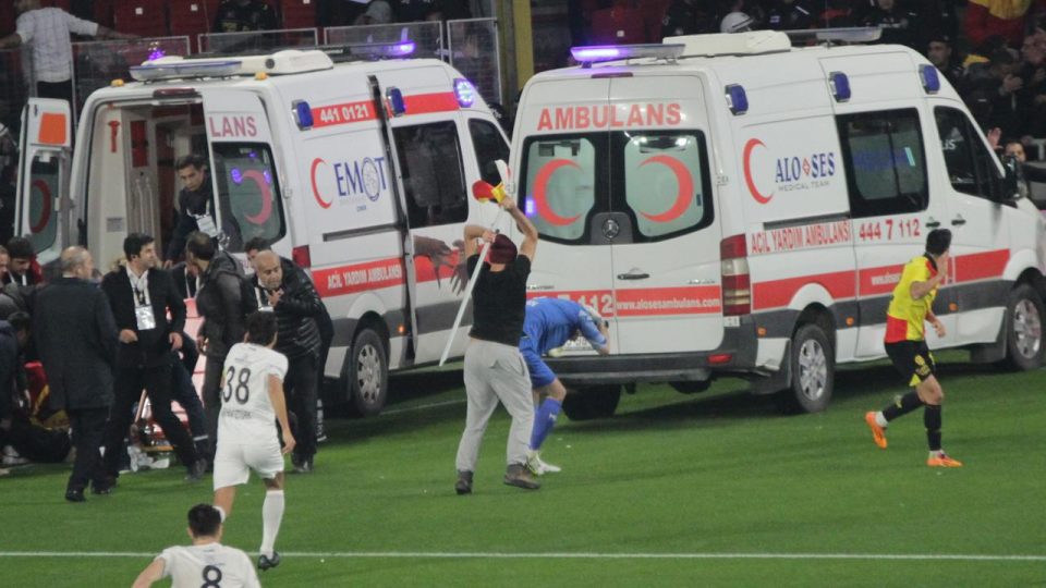 Altay kalecisini korner bayrak direğiyle yaralayan sanık hakim karşısında