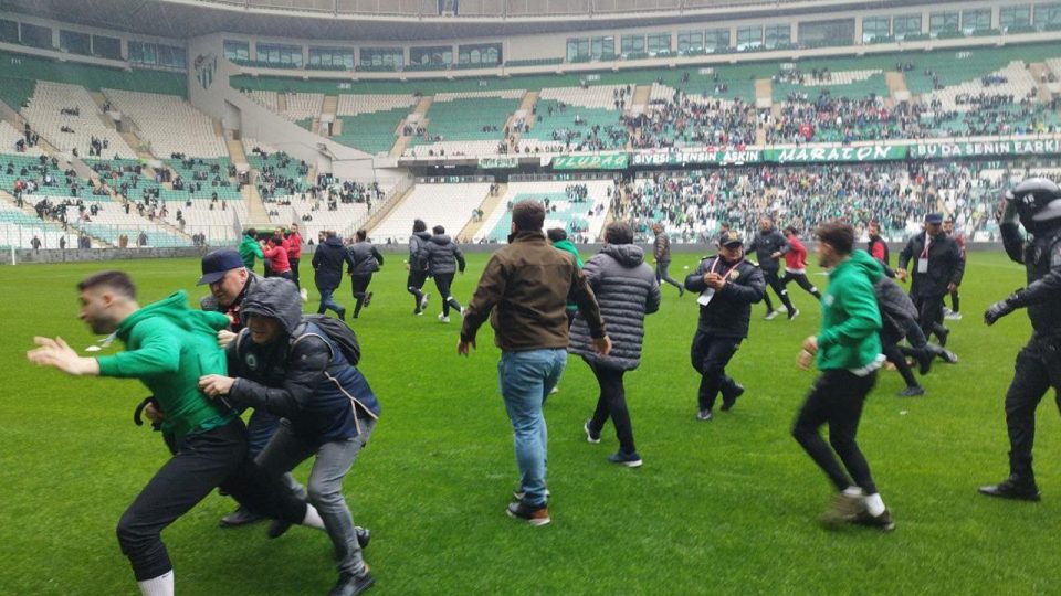 Bursaspor-Amedspor maçı öncesi futbolcular arasında arbede çıktı