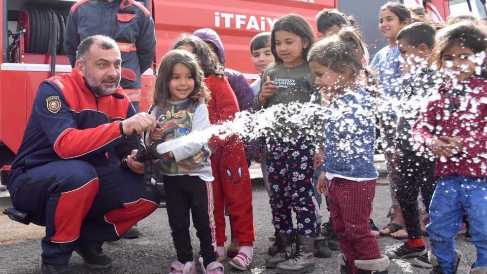 “Depremzede itfaiyeci”ler çadır kentlerdeki çocuklarla stres atıyor