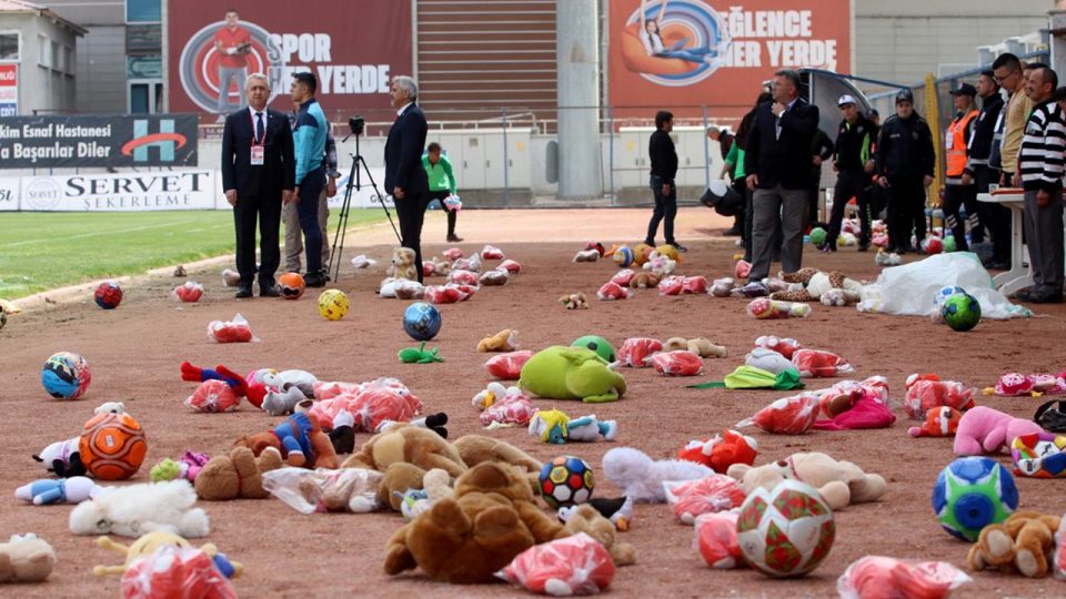 Fethiyespor-Kastamonuspor maçında depremzede çocuklara destek