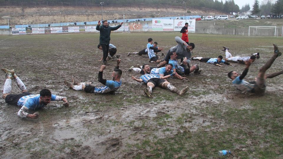 Futbolcular şampiyonluğu çamura yatarak kutladı