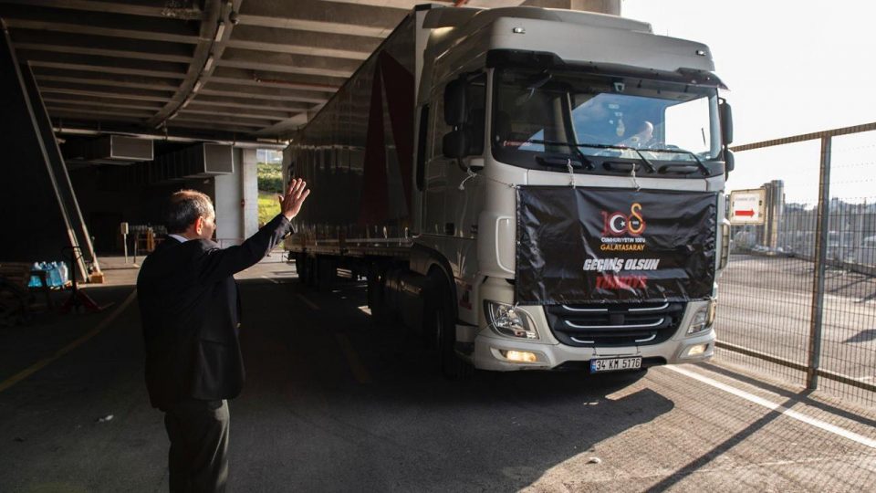Galatasaray deprem bölgesine 100. tırı gönderdi