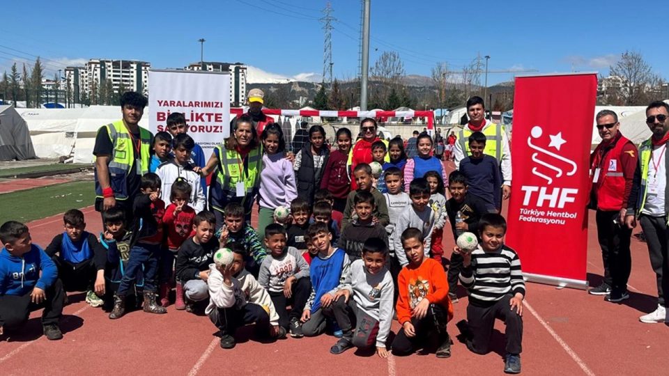 Hentbol gönüllü timi Adıyaman’da depremzede çocuklar ile buluştu