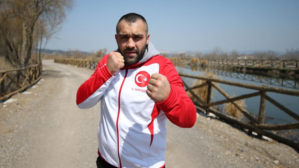 Milli boksör Ali Eren Demirezen boksa ara verdi