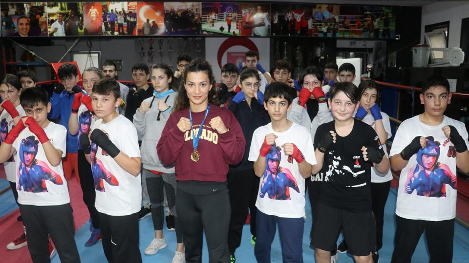 Milli boksör Ayşen Taşkın öğrenciyle şampiyonluklara hazırlanıyor