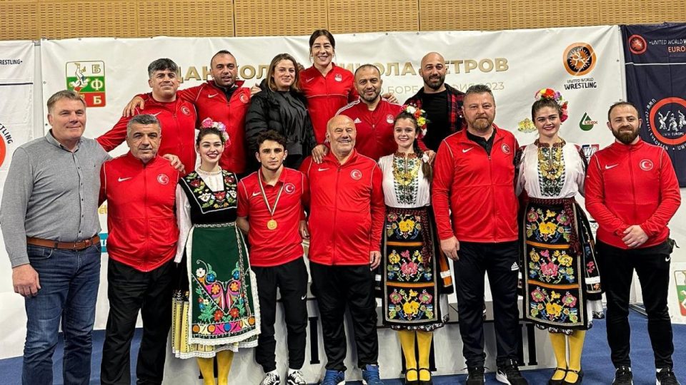 Milli güreşçiler Yasemin Adar ve Ahmet Duman, Bulgaristan’da şampiyon oldu