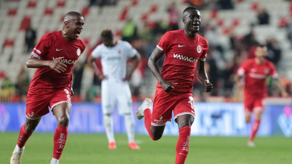 4 gollü Akdeniz derbisi Antalyaspor’un