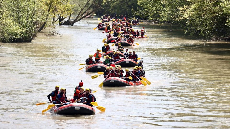 Adrenalin tutkunları Melen Çayı’nda rafting yaptı