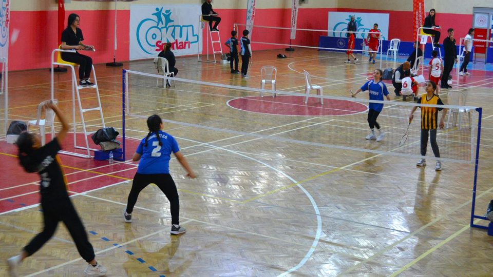 Ardahan’da küçükler badminton müsabakaları başladı