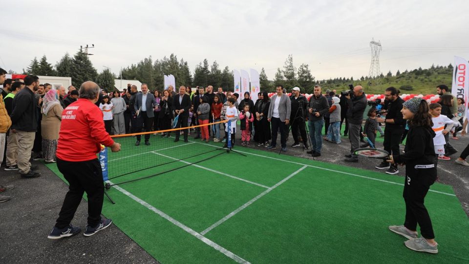 Bakan Kasapoğlu depremzede çocuklarla tenis oynadı