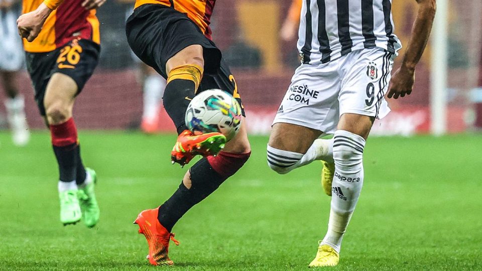 Beşiktaş evinde, Galatasaray deplasmanda kazanıyor