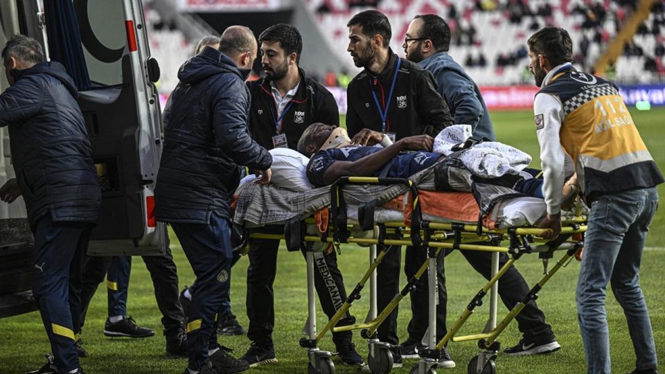 Fenerbahçe’de Enner Valencia hastaneye kaldırıldı