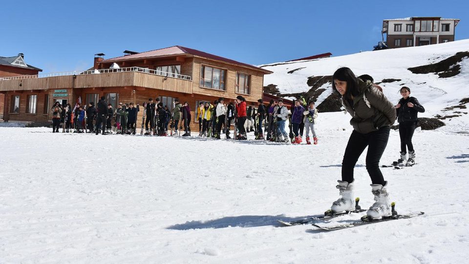 Hakkari’de 5 bin 700 öğrenciye kayak eğitimi verildi