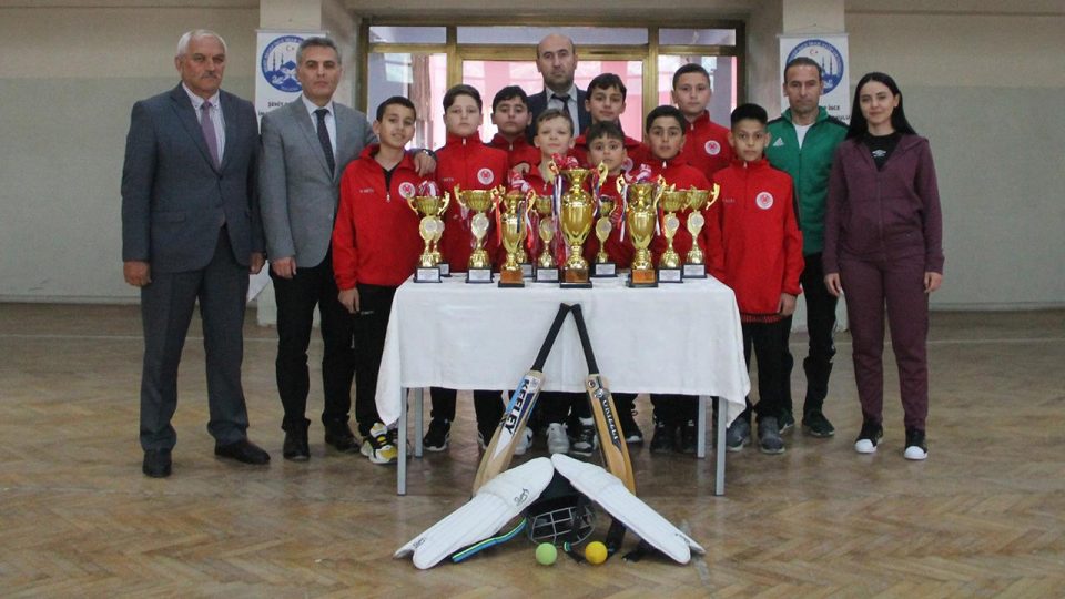 Krikette Türkiye şampiyonu olan öğrencilerin hedefi milli takım
