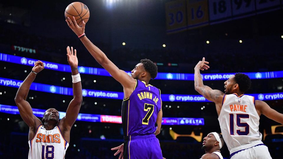 NBA’de Lakers sahasında Suns’ı rahat geçti