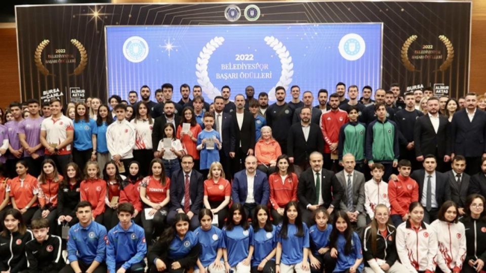 Bakan Varank Bursa’da başarılı sporculara ödül verdi