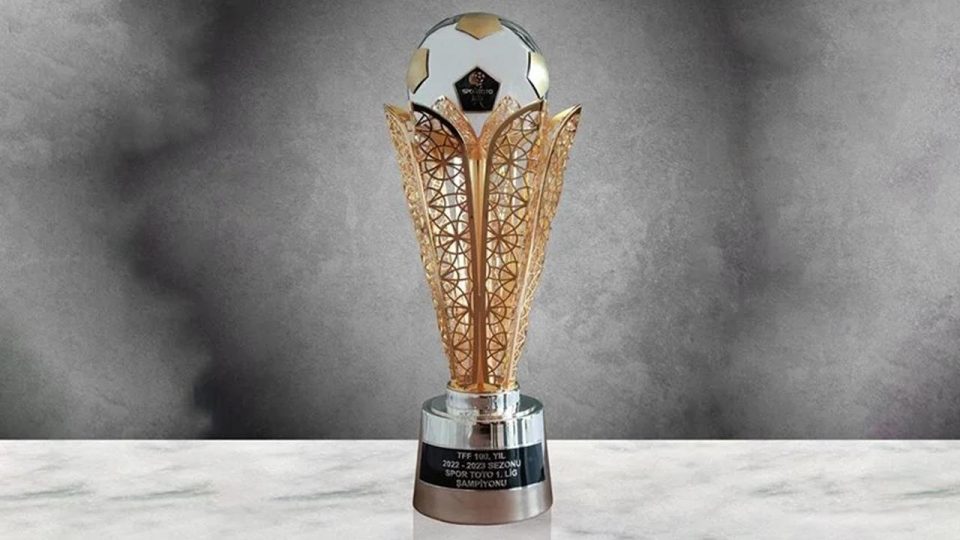 Galatasaray şampiyonluk kupasını derbide kaldırmak istiyor