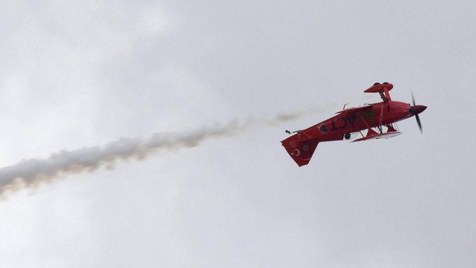 Kadın akrobasi pilotundan 19 Mayıs dolayısıyla özel uçuş