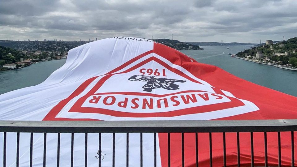 Samsunspor bayrakları İstanbul Boğazı’nda