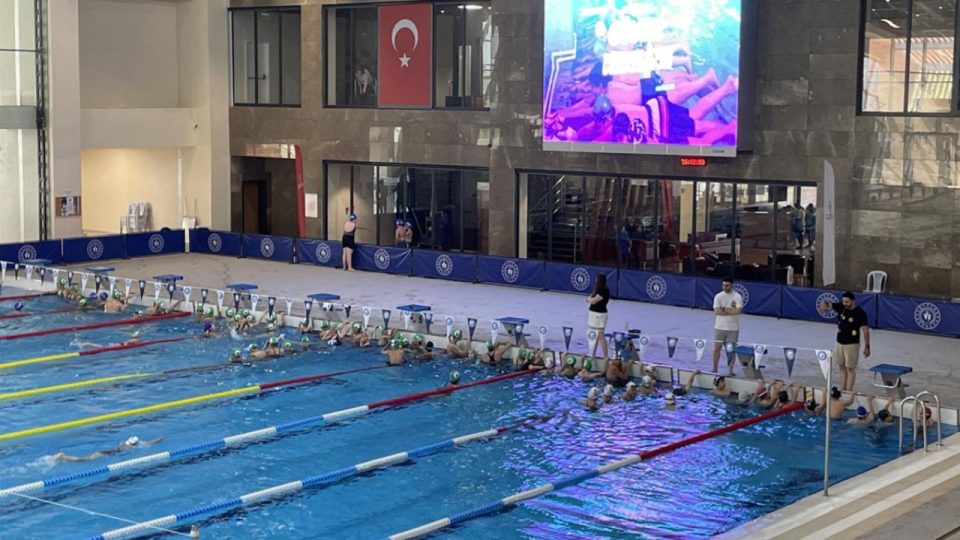 Bolu’da çocuk ve yetişkinler “Yüzme Bilmeyen Kalmasın” projesiyle yüzmeyi öğreniyor