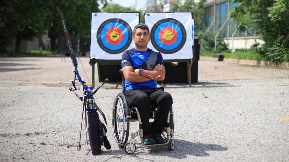 Devlet övünç madalyalı gazi “milli mücadelesi”ne oklarıyla devam ediyor