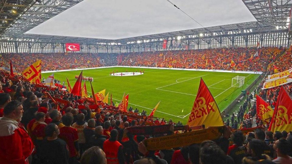 Göztepeli taraftarlardan Başkan Ankersen’e 5 farklı dilde istek