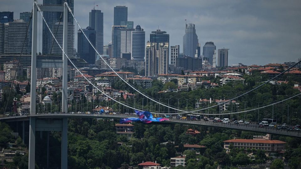 Şampiyonlar Ligi bayrakları İstanbul Boğazı’nda