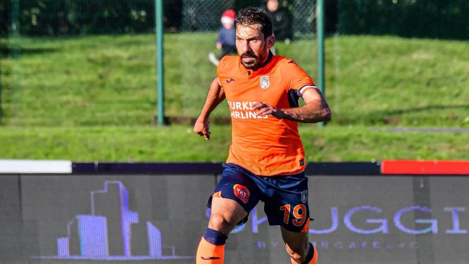 Şener Özbayraklı 1 yıl daha Başakşehir’de