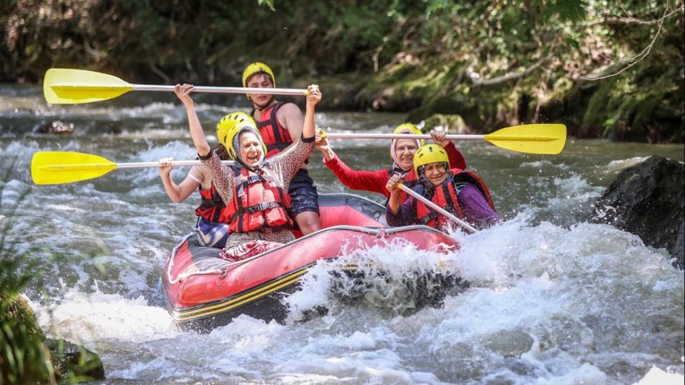 Bursalı kadınlar yöresel kıyafetleriyle rafting yaptı