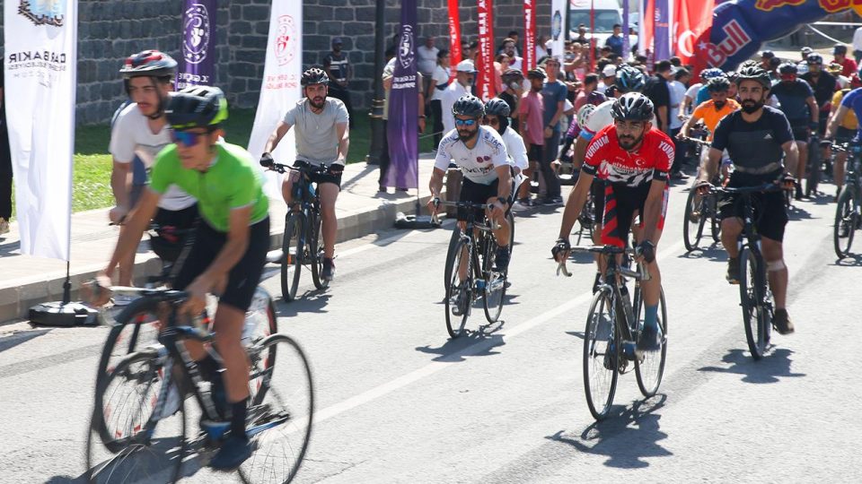 Diyarbakır’da 15 Temmuz şehitleri anısına bisiklet yarışı düzenlendi