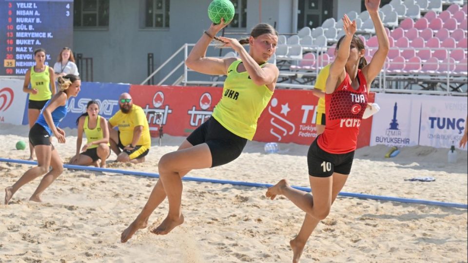 İzmir’deki Avrupa 17 Yaş Altı Plaj Hentbolunda çeyrek finalistler belirlendi
