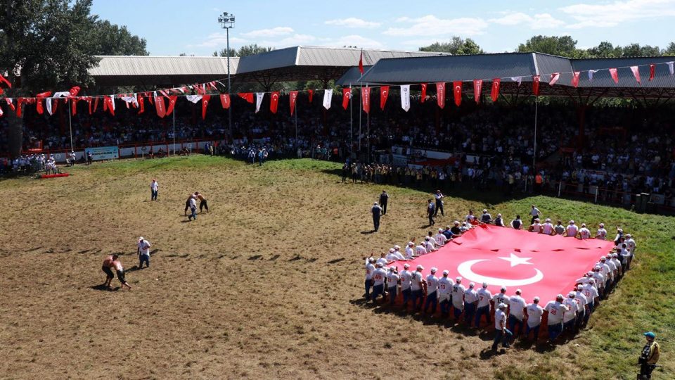 Kırkpınar’da dev Türk bayrağı açıldı