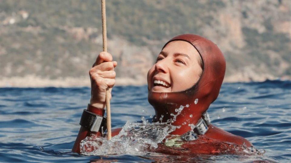 Milli sporcu Birgül Erken Bahamalar’da 100 metreye dalarak tarihe geçmek istiyor