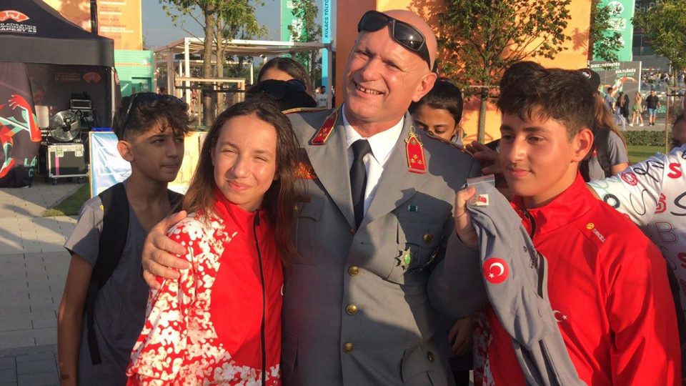 Macar kurtarma şefi depremzede atletlerle buluştu
