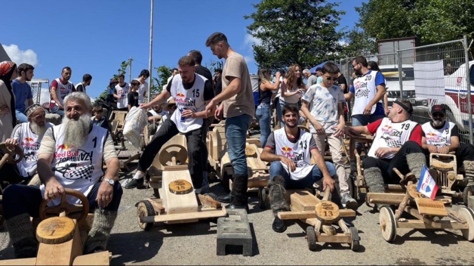 Rize’de “14. Geleneksel Red Bull Formulaz Tahta Araba Şenliği” düzenlendi