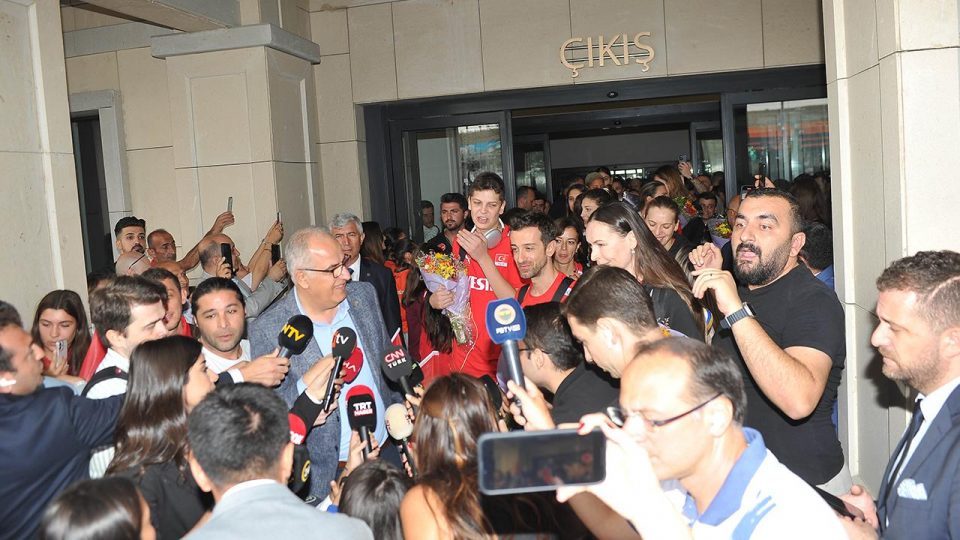 Avrupa Şampiyonu A Milli Kadın Voleybol Takımı yurda döndü